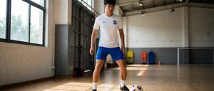 年轻足球球员在青训营接受训练的场景
