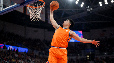 篮球NBA比赛现场精彩扣篮瞬间