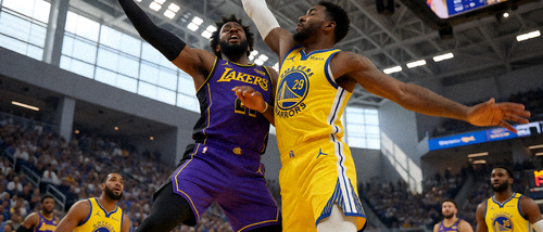 NBA洛杉矶湖人队与金州勇士队常规赛比赛现场激烈对抗画面