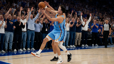 NBA篮球比赛中的激烈对抗瞬间,球员在空中争抢篮板球,场边观众激情欢呼
